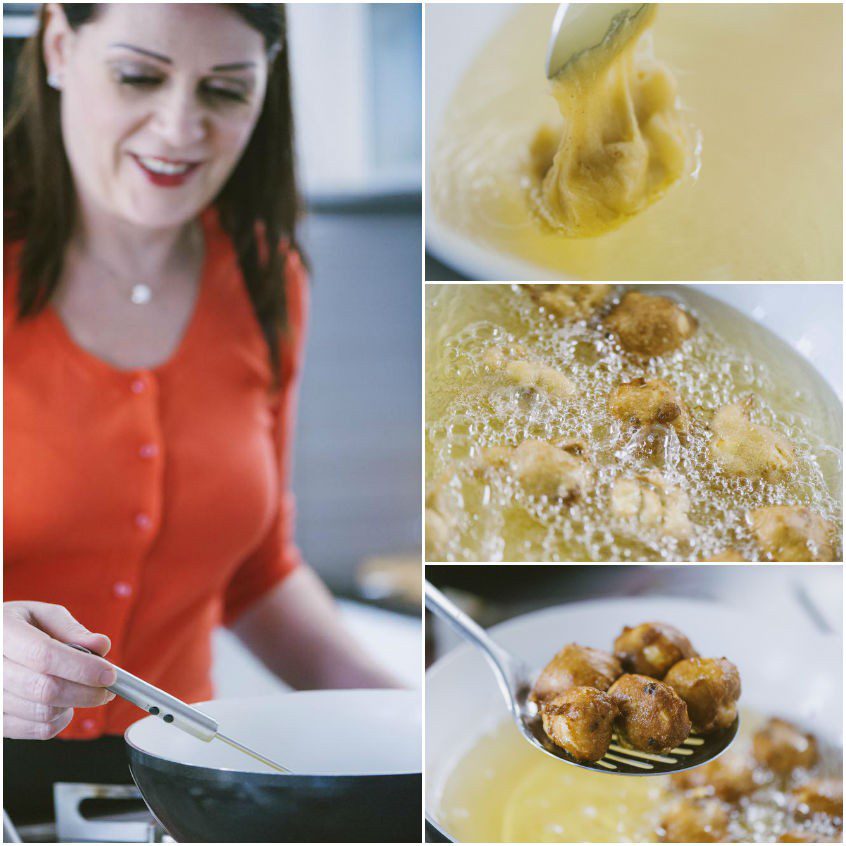 Tortelli di mele e uvetta che friggono in olio bollente, sollevati con un mestolo forato