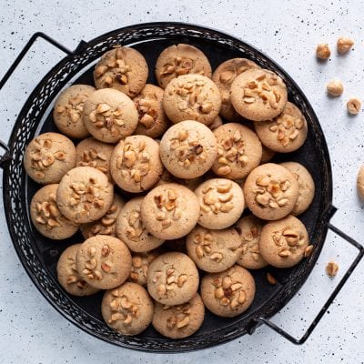 Biscotti alle nocciole dorati e morbidi, ricoperti di granella di nocciole tostate