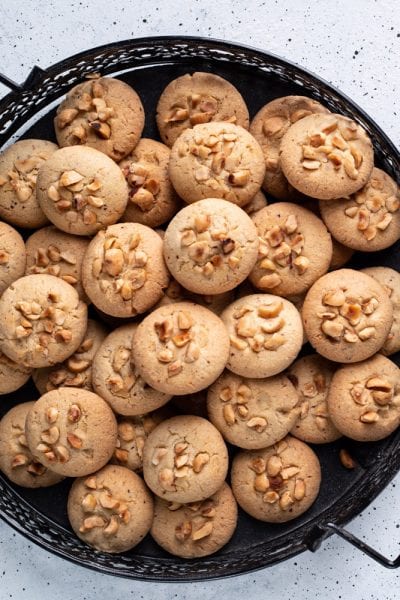 Biscotti alle nocciole dorati e morbidi, ricoperti di granella di nocciole tostate
