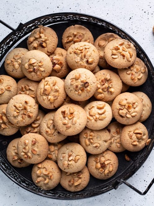 Biscotti alle nocciole dorati e morbidi, ricoperti di granella di nocciole tostate