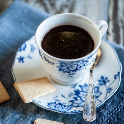 Cioccolata calda in tazza servita con biscotti secchi al lato