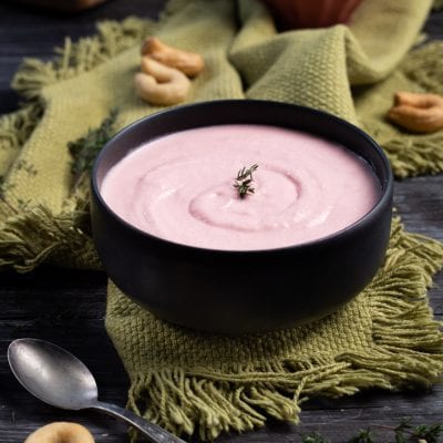 Crema al prosciutto vellutata con un rametto di timo al centro
