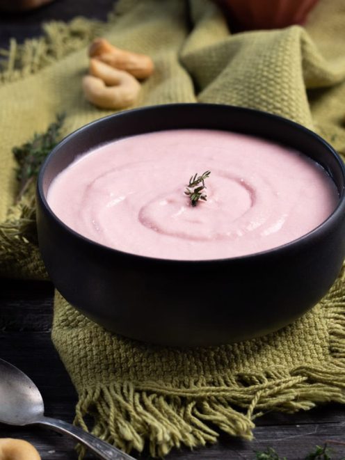 Crema al prosciutto vellutata con un rametto di timo al centro