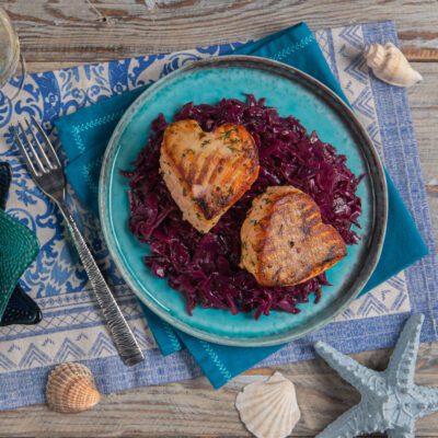 Cuori di salmone grigliati con cavolo rosso al balsamico e finocchietto