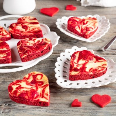 Red velvet brownies cheesecake a forma di cuore con swirl di crema al formaggio