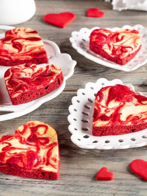 Red velvet brownies cheesecake a forma di cuore con swirl di crema al formaggio