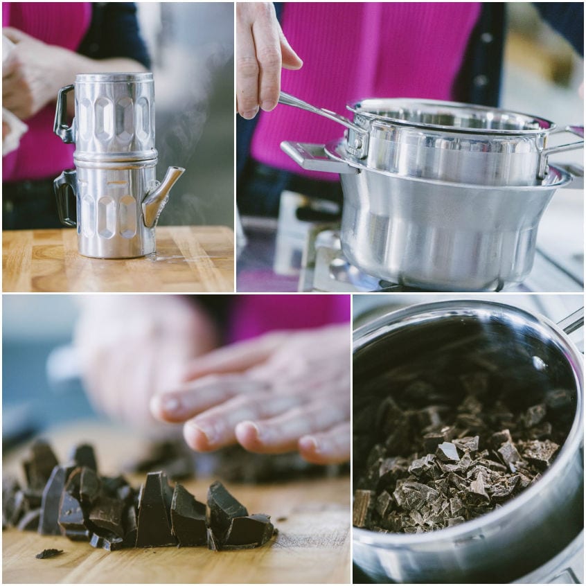 Cioccolato fondente tritato sul tagliere e a bagnomaria, caffettiera napoletana fumante sullo sfondo