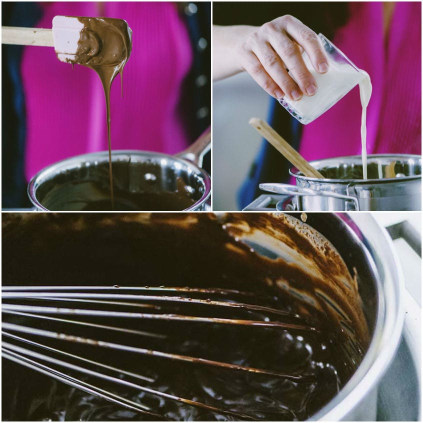 Cioccolato fuso che cola da una spatola mentre si versa panna nel composto e si mescola con una frusta