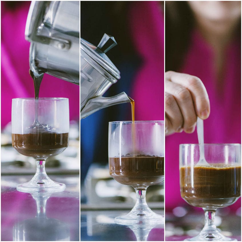 Caffè versato dalla moka sul composto di cioccolata in un calice, poi mescolato con un cucchiaino