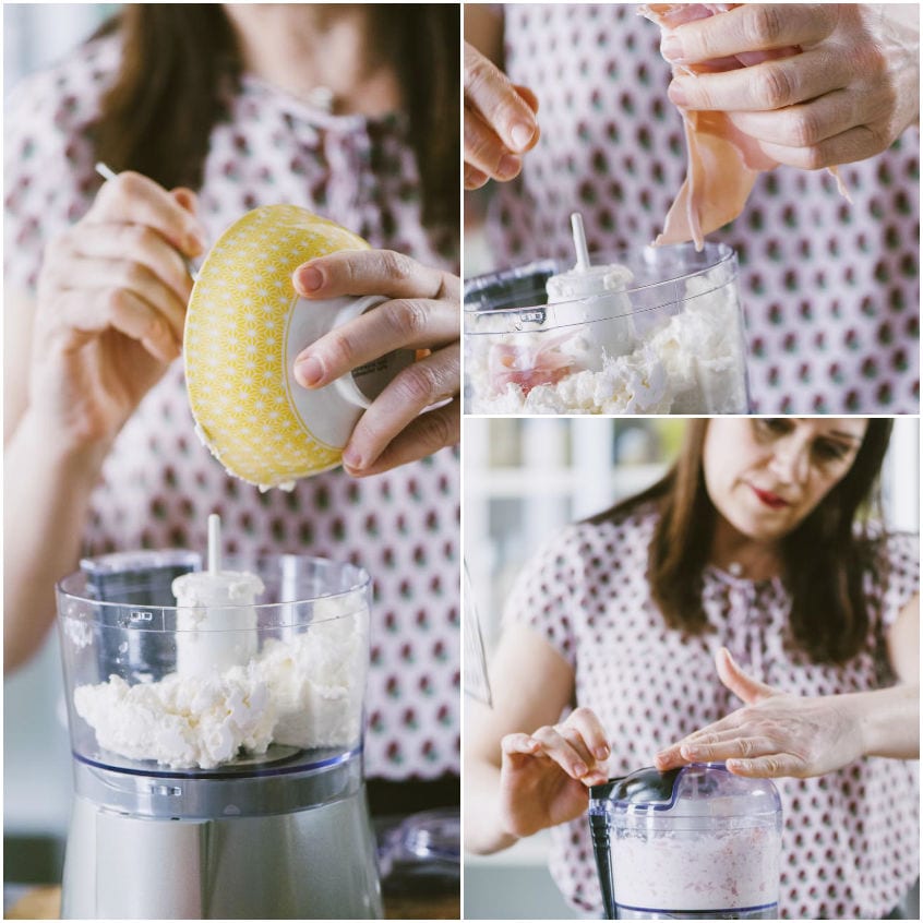 Formaggio spalmabile e prosciutto cotto spezzettato versati nel food processor