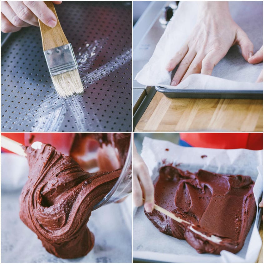 Impasto al cioccolato rosso steso con una spatola nella teglia foderata di carta forno