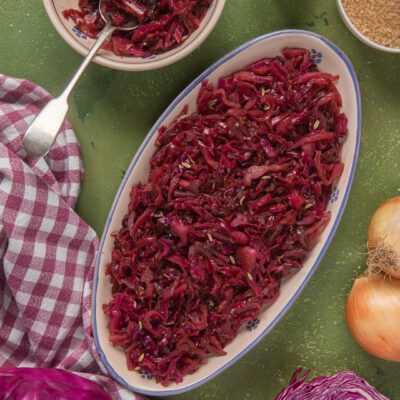 Cavolo rosso all'aceto balsamico e finocchietto brasato, servito con semi di finocchio visibili