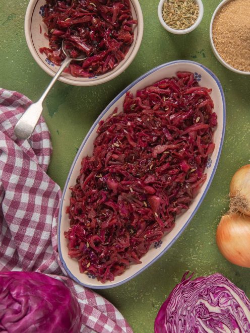 Cavolo rosso all'aceto balsamico e finocchietto brasato, servito con semi di finocchio visibili