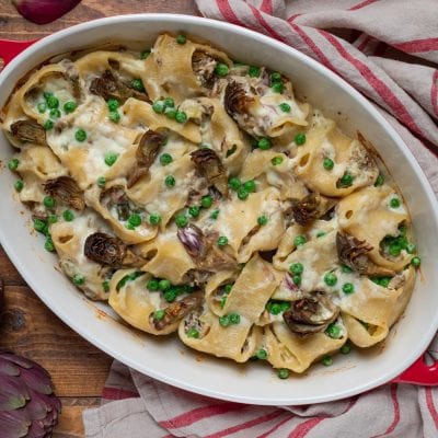 Conchiglioni al forno con carciofi, piselli e besciamella filante appena sfornati