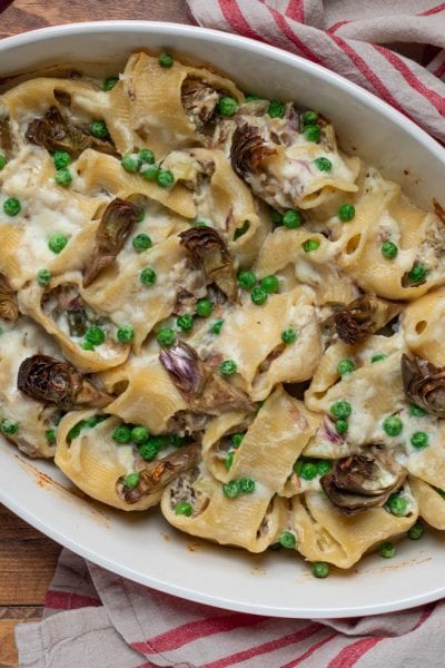 Conchiglioni al forno con carciofi, piselli e besciamella filante appena sfornati