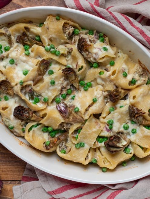 Conchiglioni al forno con carciofi, piselli e besciamella filante appena sfornati