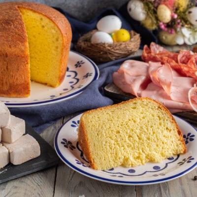 Crescia di Pasqua affettata con mollica gialla e alveolata, servita accanto a salumi e lievito di birra