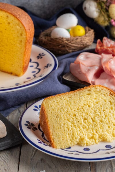 Crescia di Pasqua affettata con mollica gialla e alveolata, servita accanto a salumi e lievito di birra