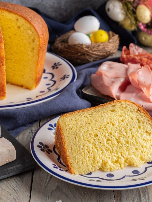 Crescia di Pasqua affettata con mollica gialla e alveolata, servita accanto a salumi e lievito di birra