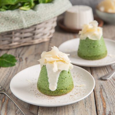 Flan di erbette sformato a cupola con colata di besciamella e scaglie di raspadura