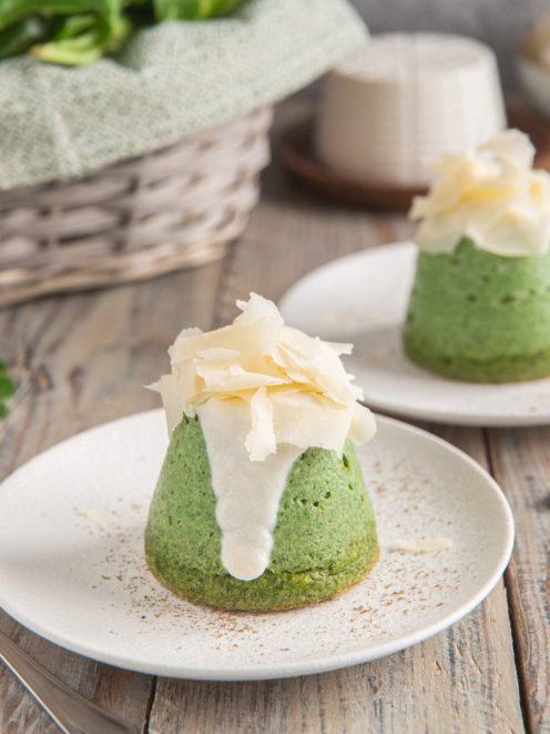 Flan di erbette sformato a cupola con colata di besciamella e scaglie di raspadura