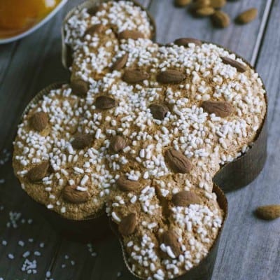 Colomba senza glutine e latticini con mandorle intere e granella di zucchero in superficie