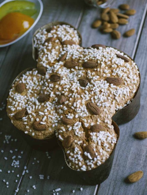 Colomba senza glutine e latticini con mandorle intere e granella di zucchero in superficie