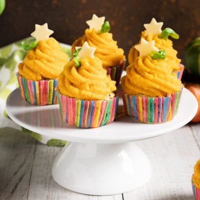 Cupcake di pollo con crema di zucca a spirale, stelline di formaggio e foglie di basilico
