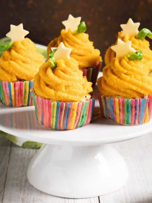 Cupcake di pollo con crema di zucca a spirale, stelline di formaggio e foglie di basilico