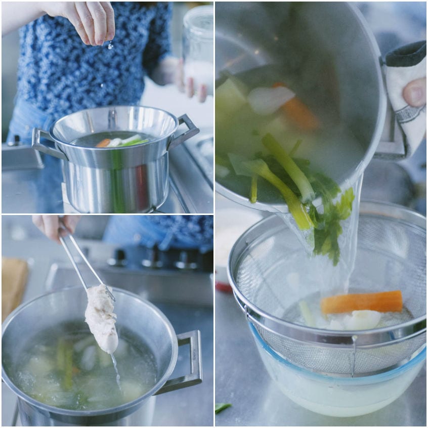 Brodo di pollo filtrato attraverso un colino con verdure e pollo estratto con le pinze