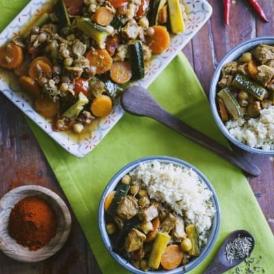 Couscous alla marocchina con stufato di pollo, zucchine, carote e ceci in salsa speziata