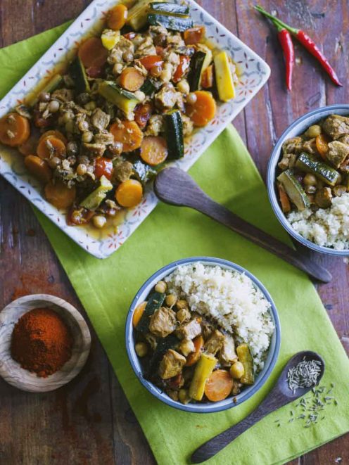 Couscous alla marocchina con stufato di pollo, zucchine, carote e ceci in salsa speziata