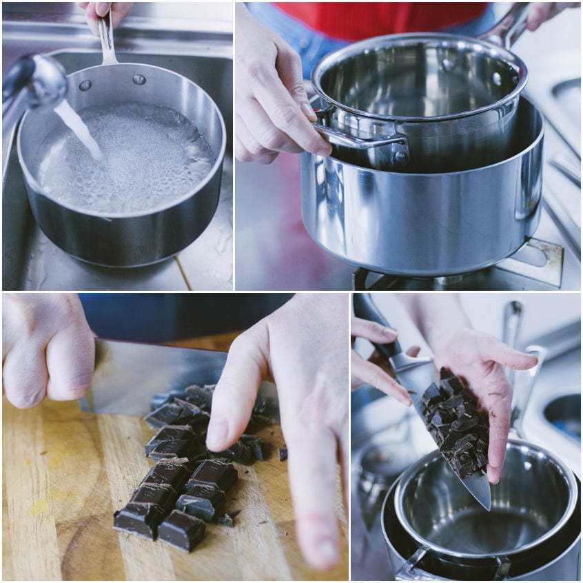 Cioccolato fondente tritato al coltello e versato in un pentolino per lo scioglimento a bagnomaria
