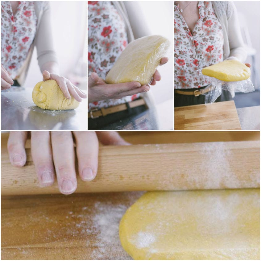 Impasto per crostata lavorato a mano, avvolto nella pellicola e poi steso con il mattarello su piano infarinato