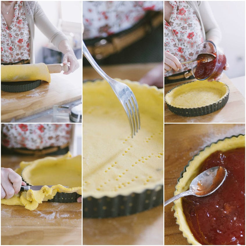 Passaggi per preparare la crostata senza glutine: stesura, bucherellatura e farcitura con confettura di fragole