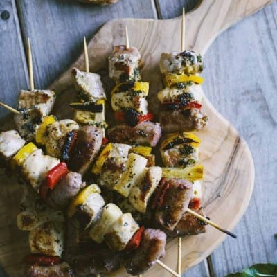 Spiedini di carne con bocconcini di pollo, salsiccia e peperoni grigliati conditi con erbe aromatiche