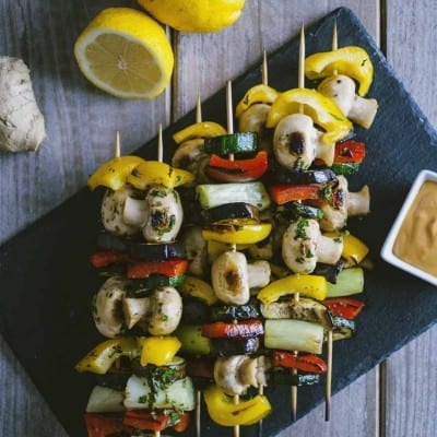 Spiedini di verdure con champignon, peperoni, zucchine e melanzane grigliate, serviti con salsa