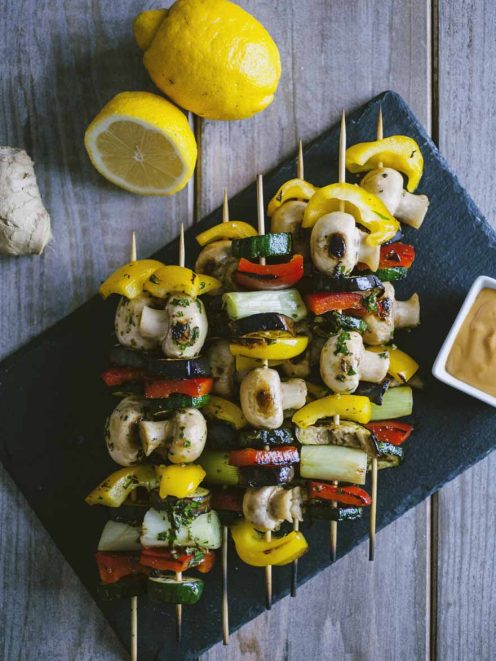 Spiedini di verdure con champignon, peperoni, zucchine e melanzane grigliate, serviti con salsa
