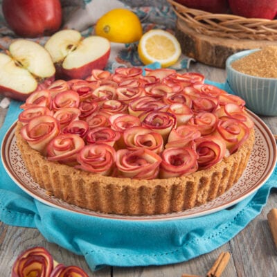 Crostata di roselline di mele con base frolla dorata e decorazione a spirale di fettine