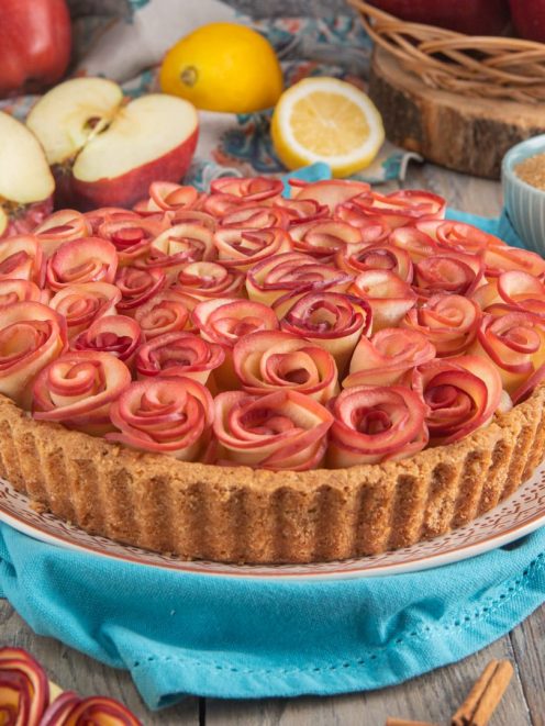 Crostata di roselline di mele con base frolla dorata e decorazione a spirale di fettine