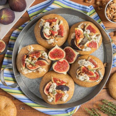 Focaccine integrali con fichi freschi tagliati, gorgonzola e noci tritate