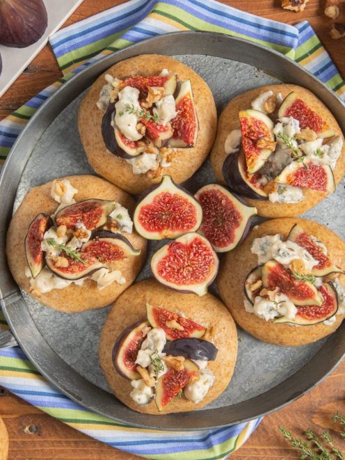 Focaccine integrali con fichi freschi tagliati, gorgonzola e noci tritate