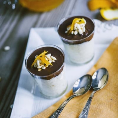Bicchierini di riso al latte con crema al cioccolato fondente, pinoli tostati e scorza d'arancia candita