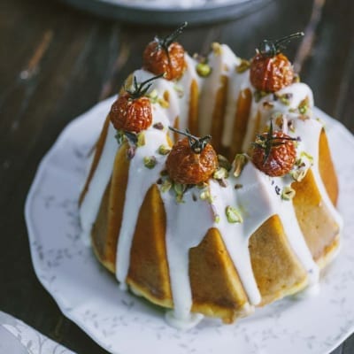 Ciambella salata glassata con pomodorini confit e granella di pistacchi