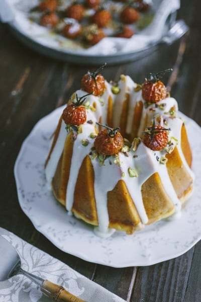 Ciambella salata glassata con pomodorini confit e granella di pistacchi