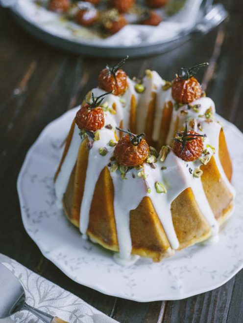 Ciambella salata glassata con pomodorini confit e granella di pistacchi