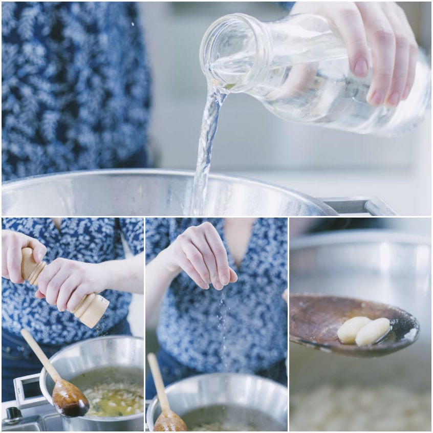 Acqua versata sui fagioli in cottura, con aglio che rosola nell'olio a parte
