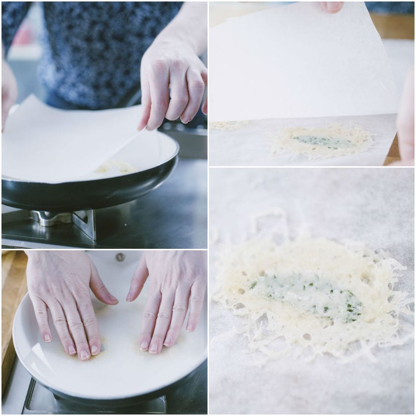 Cialda di formaggio grattugiato su carta forno dopo la cottura, con erbe visibili all'interno