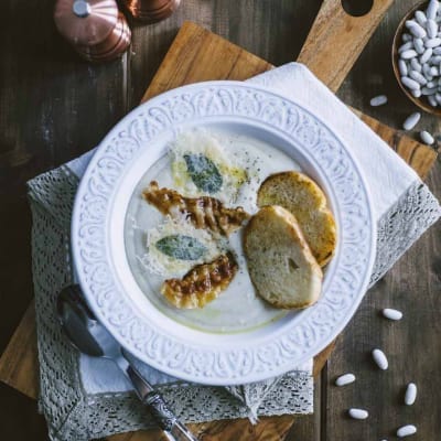 Crema di cannellini con guanciale croccante, foglie di salvia, parmigiano grattugiato e crostini di pane