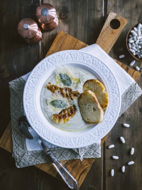 Crema di cannellini con guanciale croccante, foglie di salvia, parmigiano grattugiato e crostini di pane